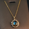 Collar de saturno con cadena dorada