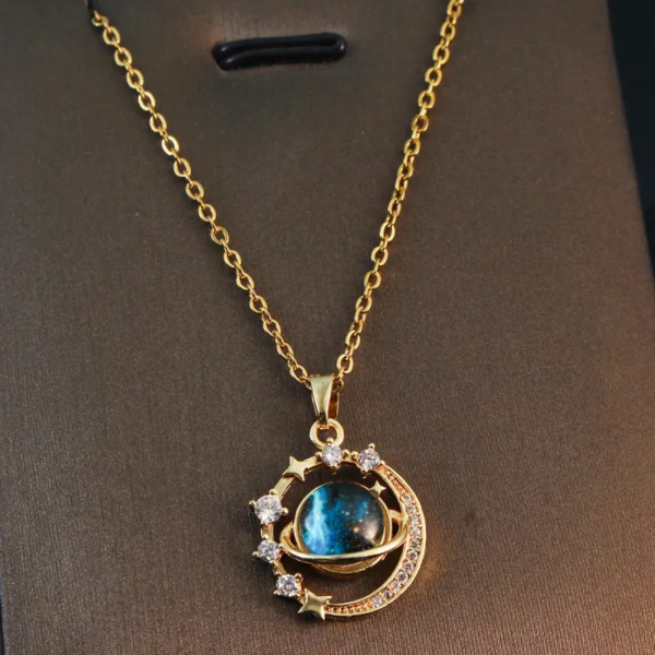 Collar de saturno con cadena dorada