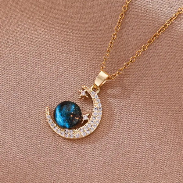Collar de Saturno con Piedras Brillantes – Elegancia y Misterio en una Joya