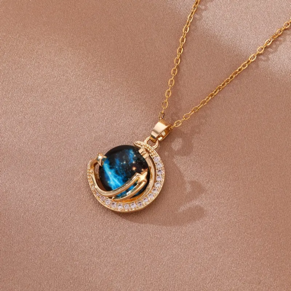 Collar de Saturno con Piedras Brillantes – Elegancia y Misterio en una Joya