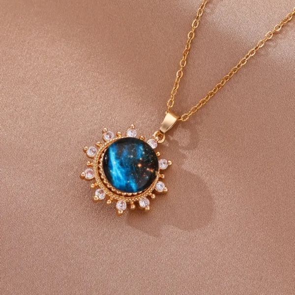 Collar de Saturno con Piedras Brillantes – Elegancia y Misterio en una Joya